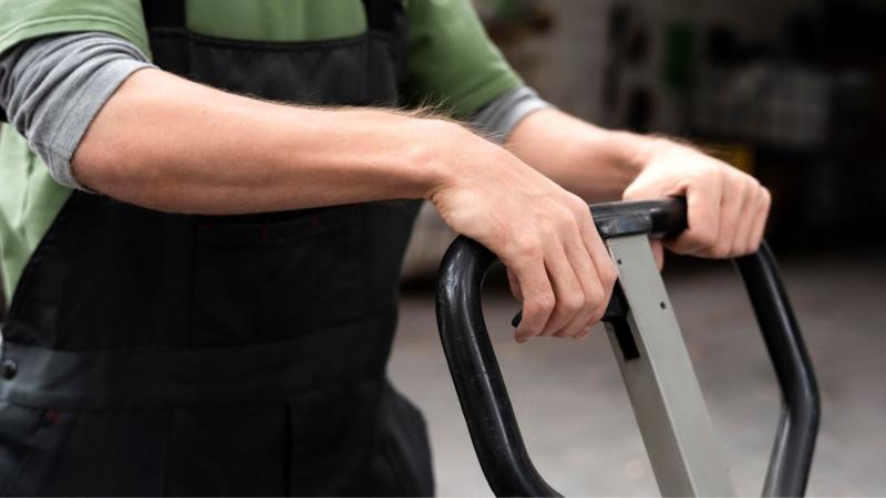 Carrinho plataforma 4 rodas é a solução ideal para transporte prático e eficiente em diversos ambientes